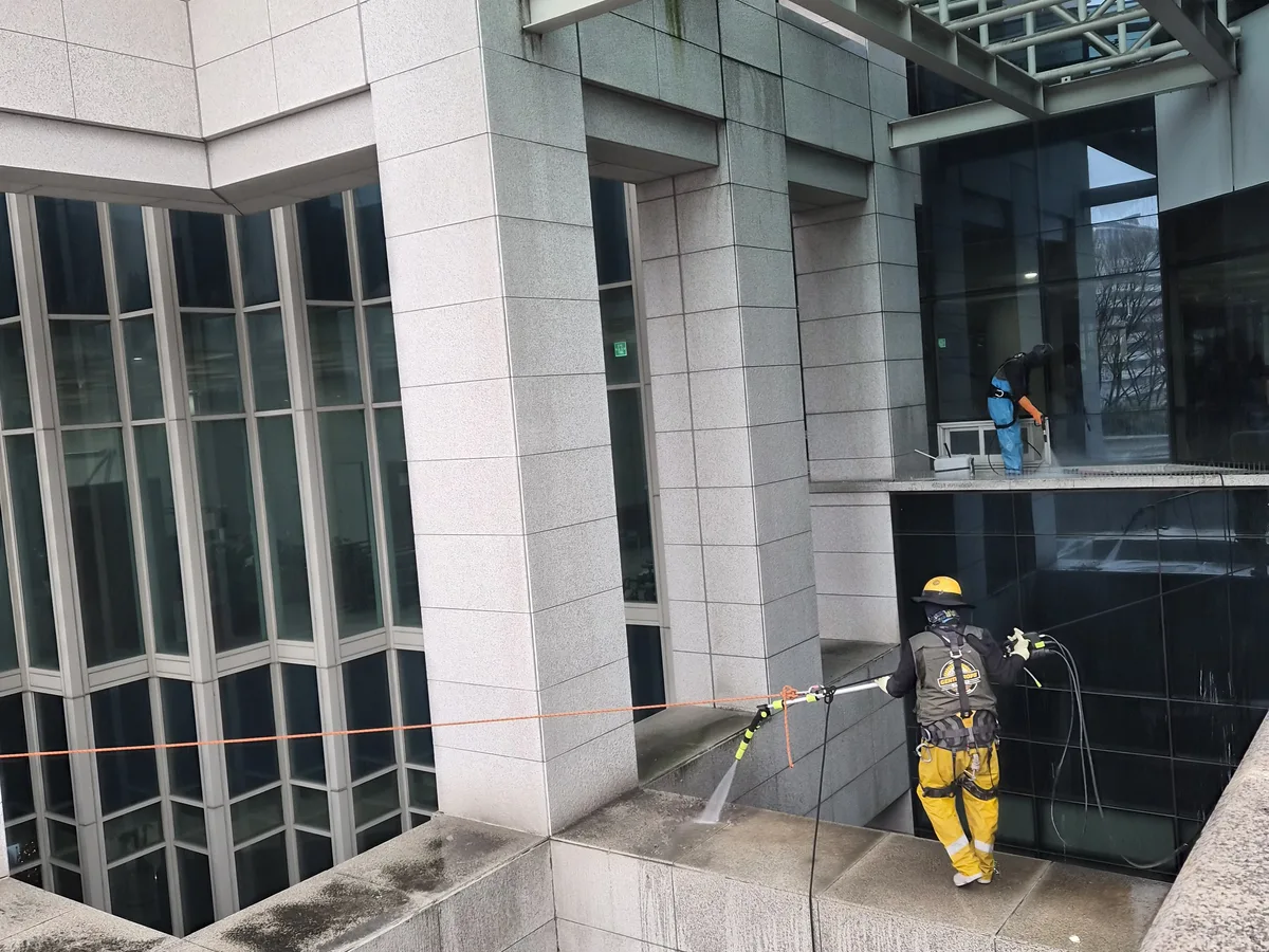화천군 상서면 상가건물 옥상 파라펫 장비 주변 정밀 위생청소 사례 - 행진크린